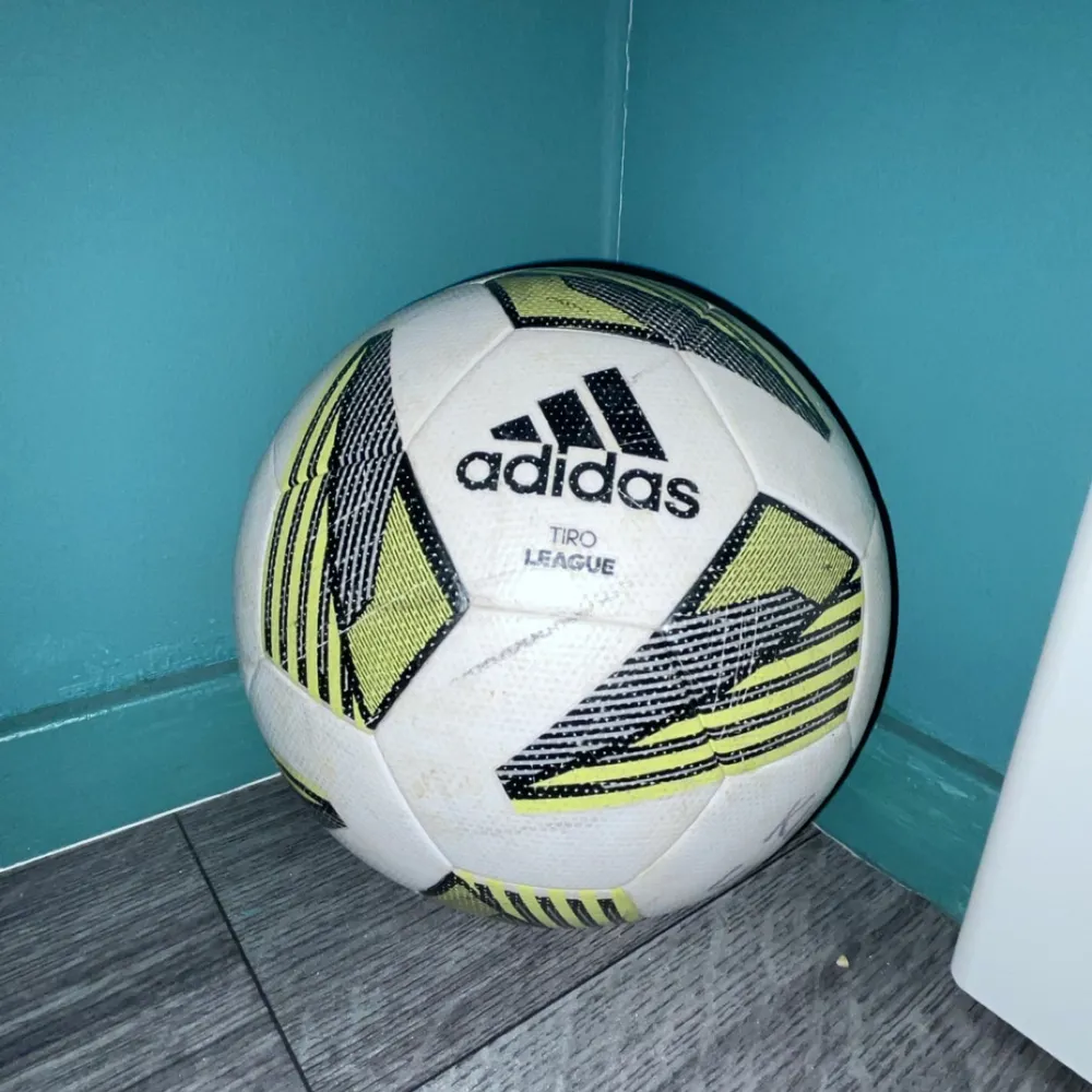 Det här är en fotboll från Adidas, modell Tiro League. Fick den av min kompis som går i det fotbollslaget så bollen är inte snodd!. Accessoarer.