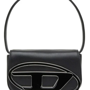 Diesel väska  - Snygg Diesel väska köpt för 3299kr här på Plick, säljer pågrund av att den inte kommer till användning, Perfekt för både vardag och fest!