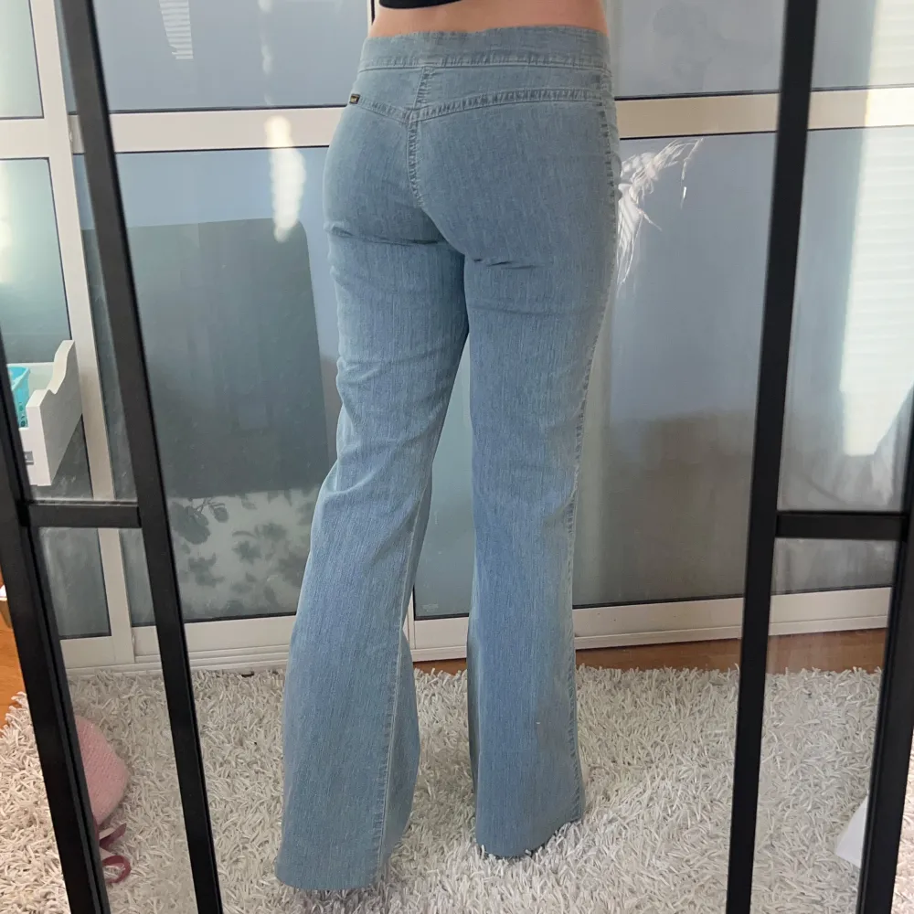 Så snygga ljusblåa lågmidjade bootcut jeans från Wrangler. Storlek W27L32. Innerbenslängd:77 midjemått:38 stretch till 44. Köp sker via köp nu, jag postar inom 24h. Kvar tills markerad såld . Jeans & Byxor.