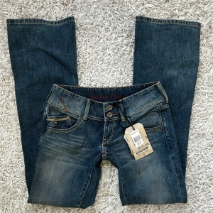 Lågmidjade bootcut jeans Tommy hilfger  - Lågmidjade jeans från Tommy hilfiger. Helt nya med prislapp! NYPRIS 1000kr så går INTE ner i pris. Storlek w27L34. Innerbenslängd:84  midjemått:38. Köp sker via köp nu, jag postar inom 24h. Kvar tills markerad såld 