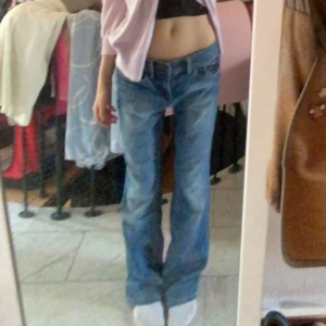 Blå jeans i bootcut-stil - Säljer ett par snygga blå jeans i bootcut-stil från Esprit. De har en klassisk femficksdesign och är i bra skick. Perfekta för både vardag och fest! De är low/mid waist💗Storlek 27/32. De har en liten defekt vid benöppningen men inget som man ser  😊