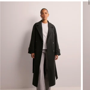 Nelly Kappa - Jätte fin kappa från Nelly köpt för 1 månad sedan, helt slutsåld i alla storlekar. Jätte fint skick. Storlek xxs men är oversized och passar mig som brukar ha s/xs! 