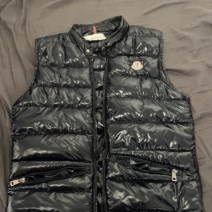 Moncler väst  - Knappast använde riktigt bra skick perfekt nu för vinter våren och hösten lätt att styla till mycket 
