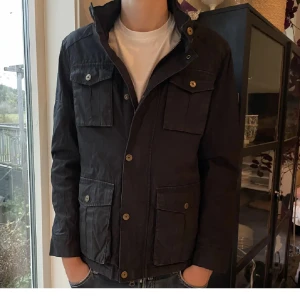 Field jacka herr - Säljer nu en fet field jacka som är väldigt varm och passar nu under hösten/vintern! Storleken är S men passar även M. Säljs här för 699