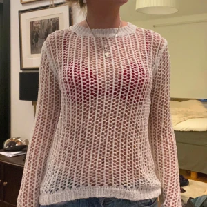 Vit stickad tröja - Säljer en superfin vit stickad tröja med ett luftigt nätmönster från Zara. Perfekt för lager-på-lager looken! Den har långa ärmar och en avslappnad passform. Perfekt för vår och sommar, även vinter . 🧶✨Jättebra skick utan defekter 🩷 strl XS, men får även jätte bra plats på S.