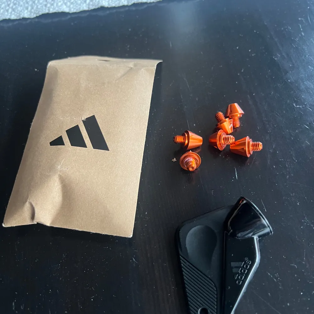 Sjukt snygga och feta Adidas X Speedportal. Tyvärr passade dom inte mig. Skorna är helt nya och tillbehör och box tillkommer. Storlek 42. Lämna gärna prisförslag!. Skor.