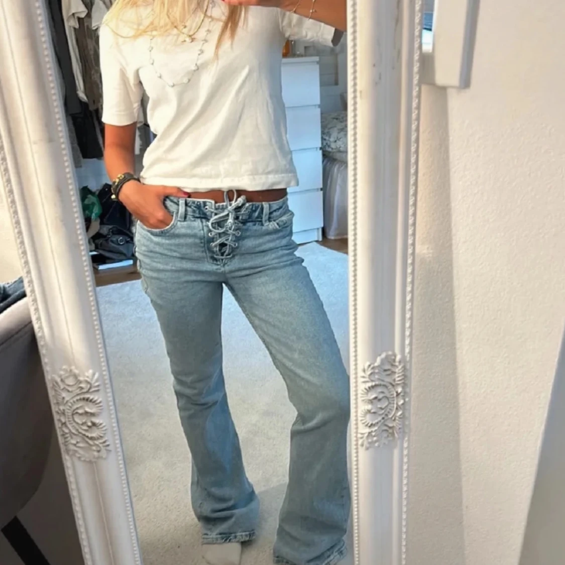 Ljusblå jeans med snörning