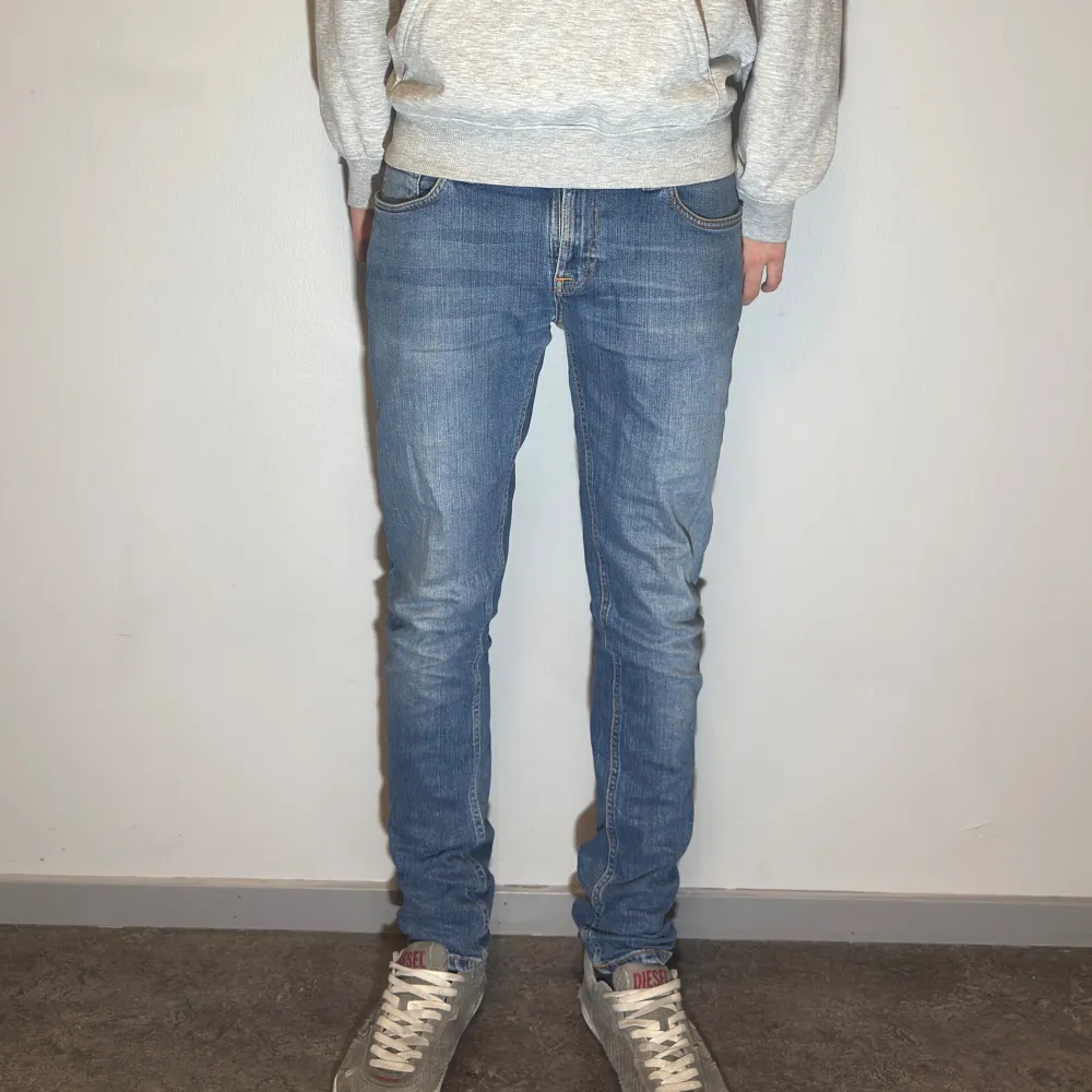 Säljer ett par snygga blå skinny jeans i bra skick. De har en klassisk femficksdesign och är perfekta för både vardag och fest. Jeansen är midwaist och har en bekväm passform som sitter tajt men ändå skönt. Perfekta för höst och vår!. Jeans & Byxor.