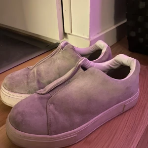 Eytys skor - Säljer ett par grå sneakers från Eytys i bra skick. De har en stilren design utan snörning och en tjock sula som ger extra komfort. Perfekta för vardagsbruk och passar till de flesta outfits. Lite smuts på sulan men inget som inte går att fixa. Sköna och trendiga! Få defekter på skorna, be om bilder. Pris går absolut att diskuteras! Köpta för ca 2000kr