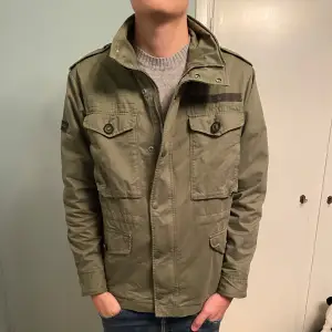 Säljer nu denna sjukt snygga field jackan från Superdry! 10/10 skick i storlek L. Modellen på bild är 190 lång. Nypris är ~1400kr. Hör av er vid funderingar!