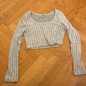 Grå stickad, ribbad o croppad top - Denna tröjan är från Shein, köpte den för 299 för ett år sedan. Den är välbehållen och i väldigt mjukt material. Passar alla årstider så passa på!🤍