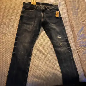 Säljer ett par snygga blå jeans från Polo Ralph Lauren i modellen Sullivan Slim. De har en cool slitning och dragkedja fram. Perfekta för både vardag och fest! Varing Byxor är väldigt små i storlek. 