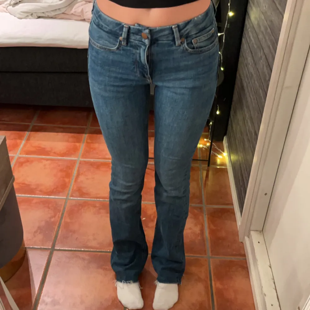 Säljer dessa snygga blå bootcut jeansen💗💗beställde två storlekar och det andra paret passade lite bättre, därför säljer jag dessa extremt sköna jeansen💗💗. Jeans & Byxor.