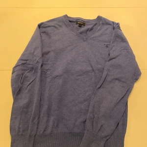 GANT Sweatshirt - Säljer en snygg blå V-Ringad tröja från Gant. Storleken står Large men passar Small-Medium. Skriv med funderingar👍