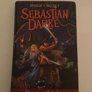 Sebastian Darke - Boken 'Sebastian Darke' av Philip Caveney handlar om en ung man på sitt livs största äventyr. Med humor och action följer vi Sebastian och hans vänner genom faror och mystiska platser. Perfekt för dig som gillar spänning och äventyr!