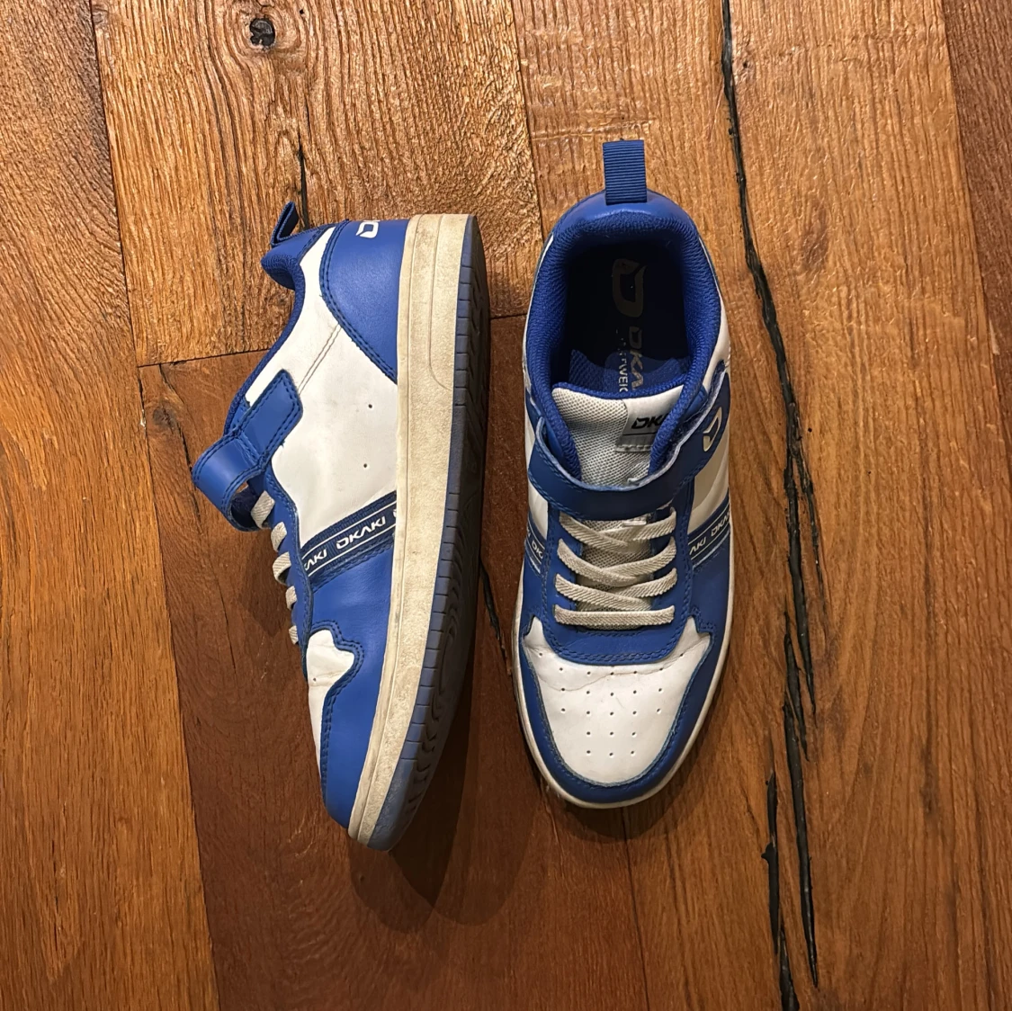 Blå och vita sneakers från Dax Owen