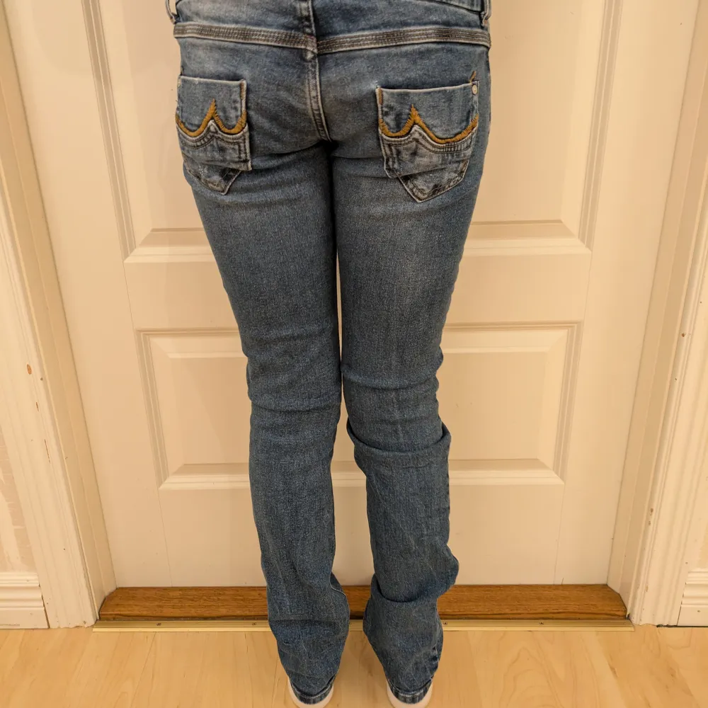 Säljer ett par coola blå LBT jeans med slitningar! Dessa är i bra skick och har används av ett barn. . Jeans & Byxor.