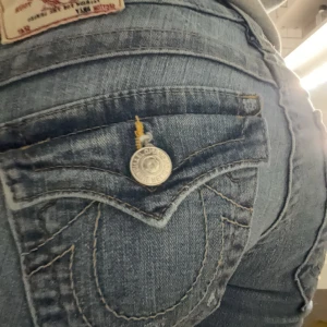 True religion jeans  - Snygga true religion jeans från USA i modellen Billy. Bootcut/raka och Lågmidjade. Nypris är 2000. Jag är 166 som referens. Innerbenslängden: 85, midjemått: 34. Dom är iprinsip nya och inga defekter! 