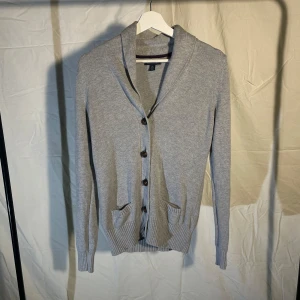 Grå Cardigan - Stickad cardigan från Tommy Hilfiger | i bra skick | storlek XS, Storlek S men liten i storlek så storlek XS | skriv vid fundering eller fråga 👀