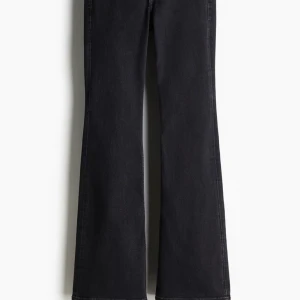 Bootcut jeans från HM - Säljer nu dessa trendiga slutsålda jeansen från HM, dem är i strl 36. Använda fåtal gånger, säljer ett par blåa och ett par svarta. 160 kr st.