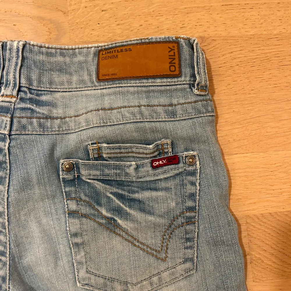 Säljer ett par jättesnygga blåa raka lågmidjade jeans från ONLY i bra skick. Midjemått rakt över = 35cm. Innerbenslängd =70cm. Säljer då de är för små för mig. Jeans & Byxor.