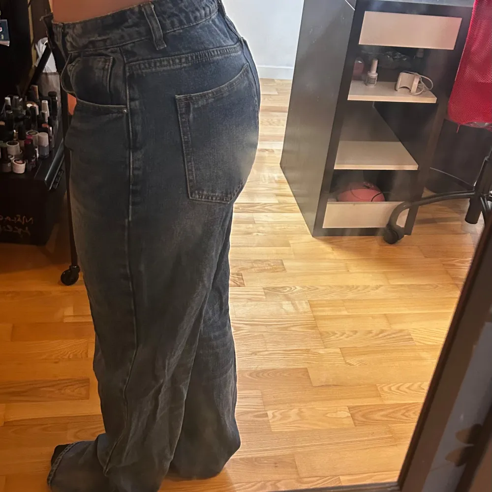 Säljer ett par snygga blå jeans som är i size 32, skulle tippa det är som 40 i storlek . Jeans & Byxor.