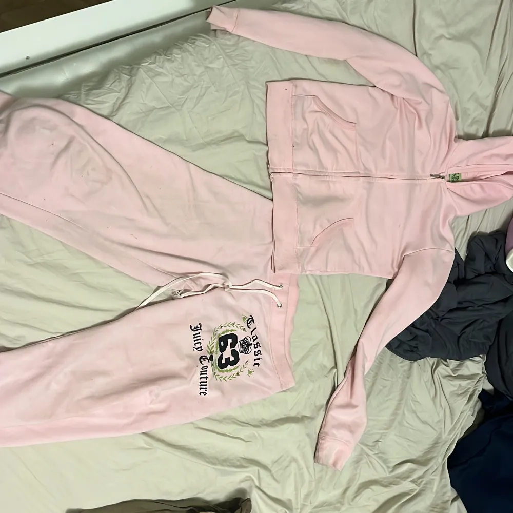 Hej säljer den hära super fina vintage juicy couture det! Säljer pga att det inte kommer till användning💘Har några fläckar men inget man märker💕 pris kan diskuteras, toppen passar om man har xs-s och byxorna om man är ca 160-170. Tröjor & Koftor.