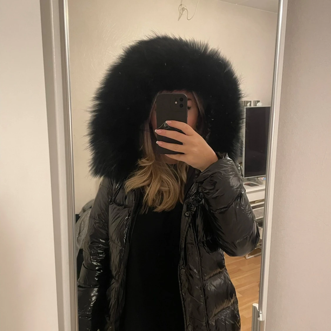 Svart glansig pufferjacka med pälshuva - 91