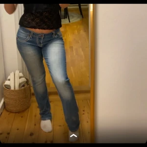 True Religion jeans  - Säljer ett par snygga blå jeans från True Religion med coola vita sömmar. Jeansen är i bra skick och inga defekter på de! De är i storlek 28/30. De är i storlek S men skulle säga att de mer är som M