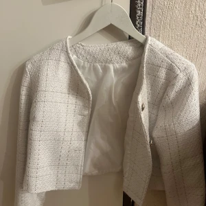 Vit kavaj  - En jätte fin kavaj men har inte använt den och kommer nog inte använda ddn