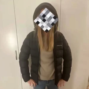 Svart dunjacka från Peak Performance - Säljer en svart dunjacka från Peak Performance, modell frost down jacket. Använd en säsong, bra skick men har en liten reva på ena ärmen som är täckt med svart lagningstejp så är så gott som osynlig. Passar perfekt för kalla dagar!