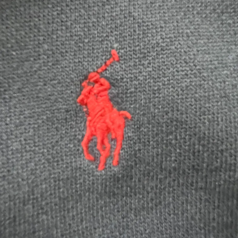 Säljer nu denna äldre och eftertraktade polo zip up från runt 90-talet då den är lite för stor på mig. Tröjan är i mycket bra skick med knappt några defekter alls.  Hör av er vid ytterligare frågor!. Tröjor & Koftor.