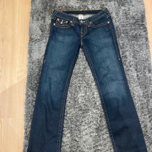 Mörkblå  true religon jeans  - Säljer ett par helt nya true religon jeans. Aldrig använt köpte det på Plick men var tyvär förstora. Har ett lite hål på sidan men inget som man märker! Skriv om ni vill ha fler bilder 💕
