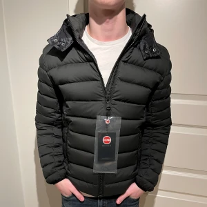 Colmar Jacka - Säljer denna helt nya Colmar jackan som är perfekt till vintern! | Storlek 48 som motsvara S ungefär! | Den är grå/svart. |Tveka inte på att ställa frågor!