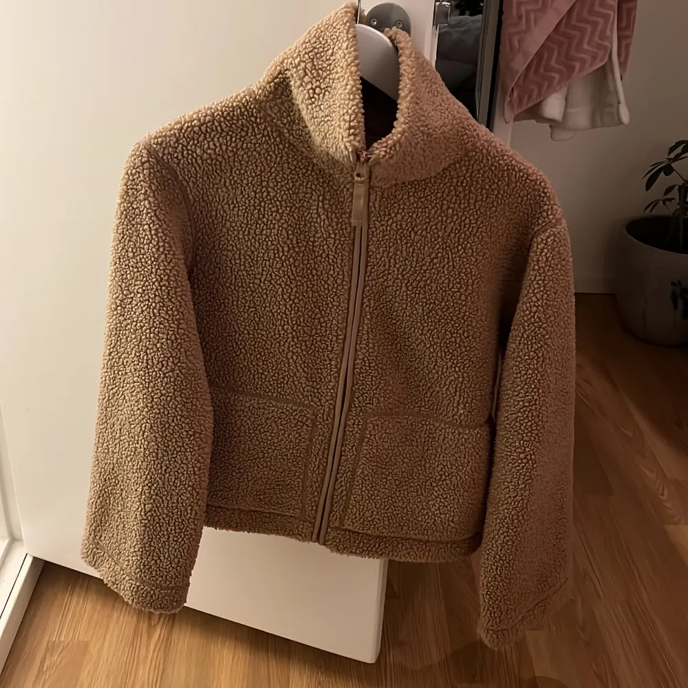 Mysig beige teddyjacka i mycket bra skick. Perfekt för höst och vinter med dragkedja framtill och långa ärmar. Jackan är supermjuk och håller dig varm under kyliga dagar. I storlek S/34. Jackor.