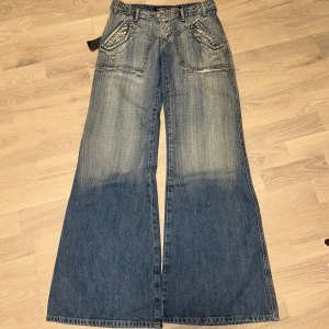 Bootcut jeans från reactive - Äkta Y2K breda bootcut jeans från reactive med taggar💞 Gråter för att de är för små för mig💔 Passar storlek S / XS. Hör av dig vid frågor!