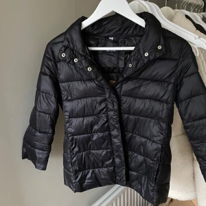 Herno liknande jacka - Svart Herno liknande jacka i mycket bra skick!