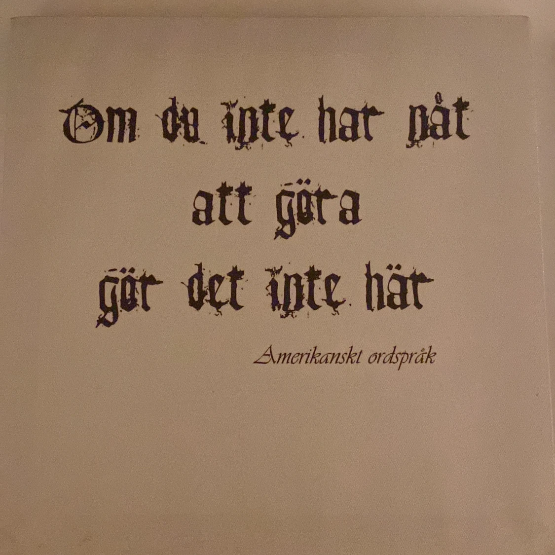 Tavlor med ordspråk i gotisk stil