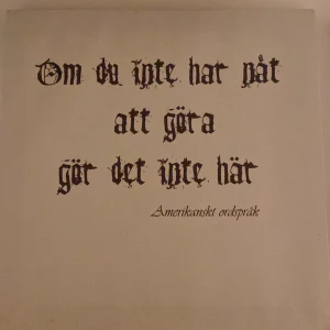 Tavlor med ordspråk i gotisk stil - Säljer tre tavlor med ordspråk i gotisk stil. Första tavlan har ett amerikanskt ordspråk, andra ett turkiskt och tredje ett arabiskt. Perfekta för att ge en mystisk och tankeväckande touch till ditt hem. Passar bra i vardagsrummet eller arbetsrummet.