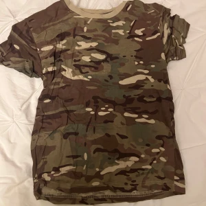 Camouflage t-shirt - Säljer en cool camouflage t-shirt.  Den har en normal passform och korta ärmar. Står XL men sitter som en fitted s-m🤟🏼