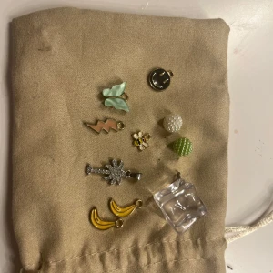 Smycken/berlocker  - Gulliga och fina smycken som man kan sätta på halsband, armband, örhängen osv. Köps tillsammans för 15kr eller enskilt. Allt på andra bilden = 1 kr/st. Tredje bilden = 2kr/st. Fjärde bilden = 3kr/st🩷 Skriv vilken/vilka ni vill ha!🩷