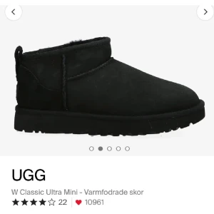 Svarta uggs  - Säljer ett par svarta UGG W Classic Ultra Mini i mycket bra skick. De är varmfodrade och bekväma perfekta för vintern. Inköpta för 2000kr i januari detta år, så har endast används en halv säsong i mycket bra skick. 