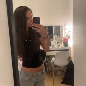 Grå jeansbyxor - Säljer ett par grå jeans från Ltb. Dessa är använda och har en del defekter men som enkelt kan tas bort. Längst ner vid hälarna så har de hål eftersom de varit för långa för mig! Bilder kan skickas privat!