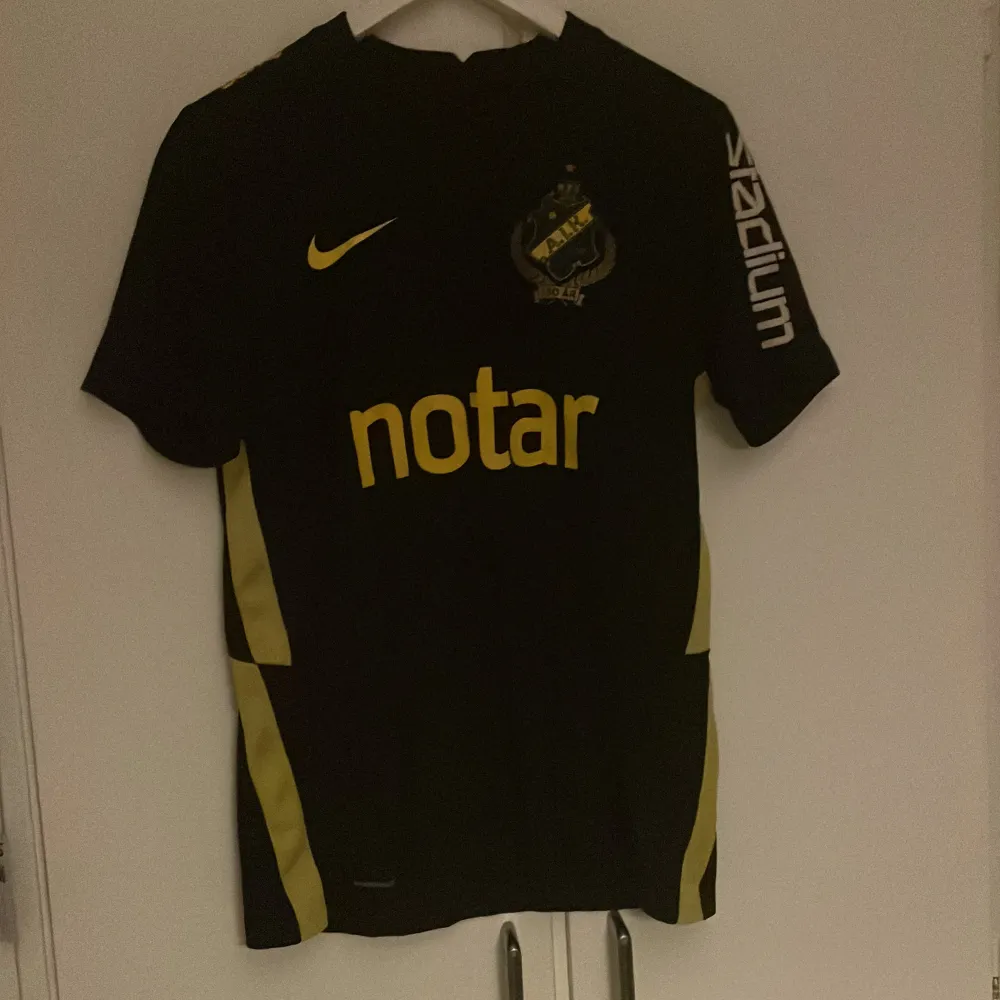 Säljer en svart AIK tröja,mycket bra skick.Namnet 'Otieno' och nummer 25 är tryckt på baksidan. Skriv om du vill ha fler bilder eller pris förslag . T-shirts.