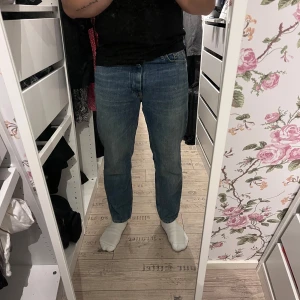 Jeans från Pull&Bear - Snygga blå regularsize jeans från Pull&Bear i mycket gott skick. Säljer vidare då de inte längre kommer till användning. Jag är 183 cm lång 