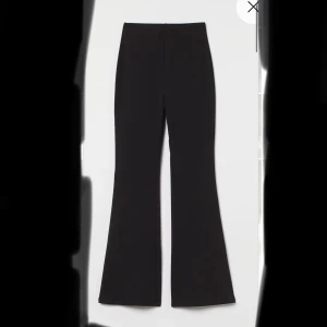 Svarta bootcut kostymbyxor - Snygga svarta bootcut kostymbyxor från hm. De är lågmidjade. Materialet är mjukt och bekvämt, vilket gör dem sköna att bära hela dagen. Inte helt säker att det är de byxorna på bilden men om inte så väldigt lika!! Köparen står för frakten💕