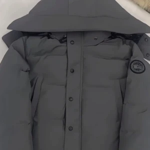 Grå dunjacka från Canada Goose - Säljer en grå dunjacka från Canada Goose i mycket bra skick. Jackan har en avtagbar huva med pälsdetaljer och knäppning framtill. Perfekt för kalla vinterdagar och håller dig varm och stilren. Passar både till vardags och mer formella tillfällen.