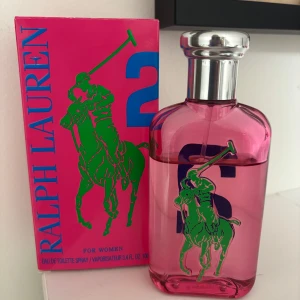 Ralph Lauren  - Säljer en parfym från Ralph Lauren då den inte har kommit till användning så mycket sen jag köpte den. Köpt för 995kr på lyko för typ 1 år sen 💘Flaskan innehåller 100 ml Eau de Toilette.