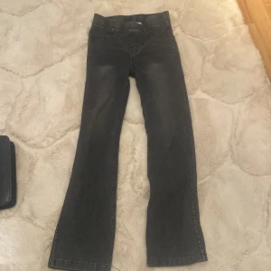 Svarta jeanstights från H&M - Svarta jeanstights från H&M i storlek 134. Mjuka och sköna vardagsbyxor  