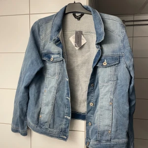 Ljusblå jeansjacka från Cellbes - Säljer en snygg ljusblå jeansjacka från Cellbes i storlek 44. Jackan har en klassisk design med knappar framtill och två bröstfickor. Perfekt för vår och sommar! 🌼
